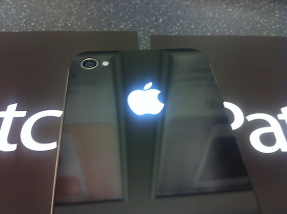 iPhone 4 Illuminating Apple Logo